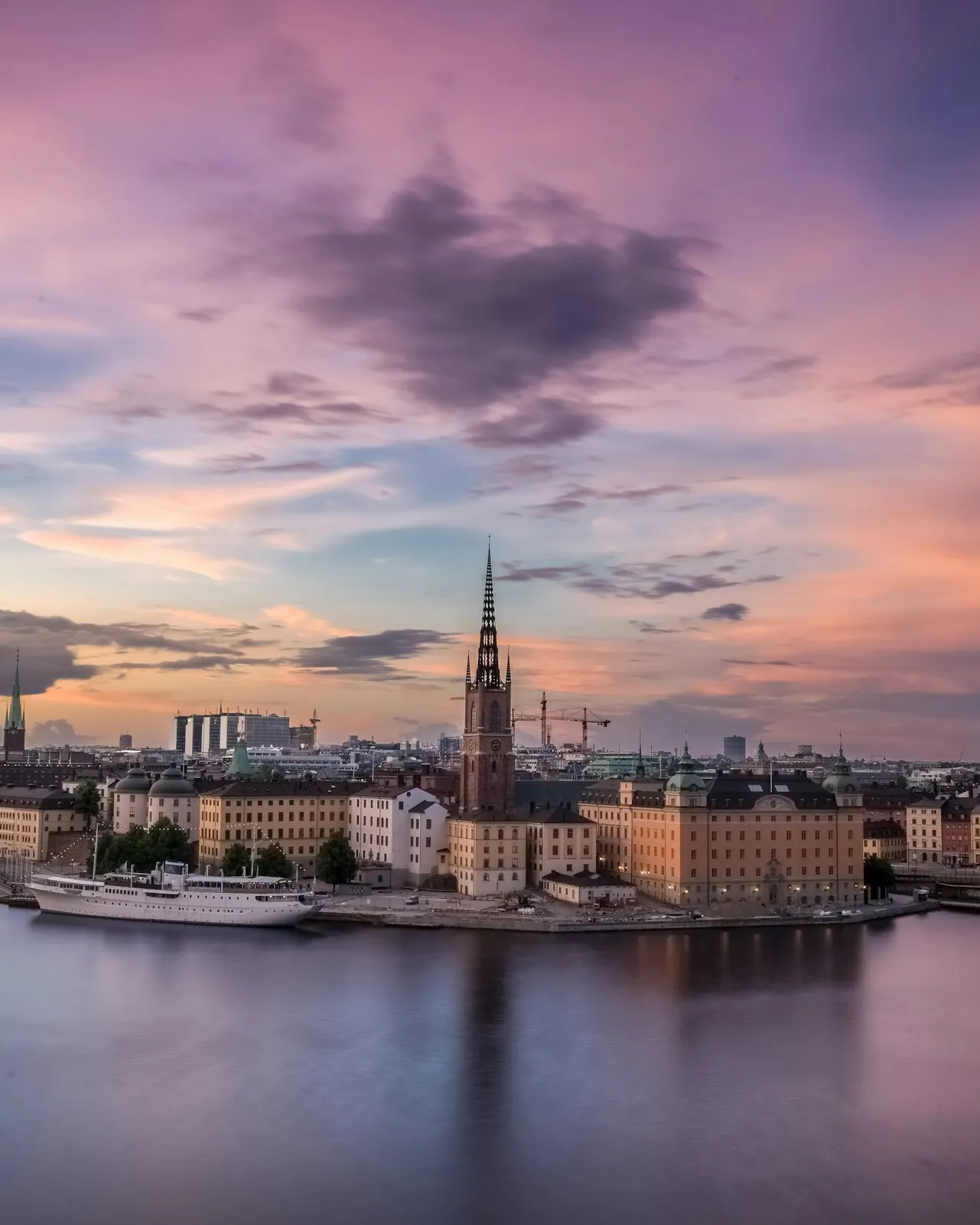 Gamla stan i Stockholm i skymning, sedd över vattnet