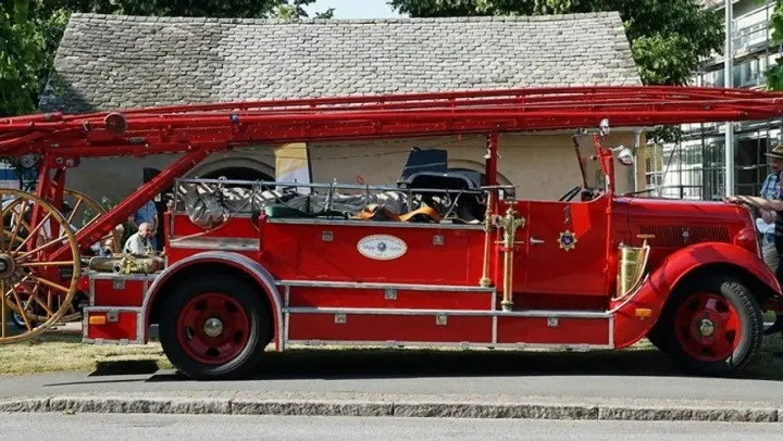 Guidning med den gamla brandbilen – Skara